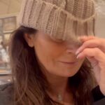 Carola Häggkvist Instagram - Jag ramlade rätt in i baren på första repetitionsdagen!! Ha ha Alltså, vilken fin dag på Grand saltis med hela jul-gänget!! En del saker i livet blir verkligen BÄTTRE med åren - som de sköna kontakter man fått utmed livsvägen och som ger livskvalité när man repeterar långa dagar istället för en trång sunkig varm replokal.. Tacksam till vd:n Erik och @mikael.solberg @grandhotelsaltsjobaden @spangbergmagnus @ankispangberg 🙌🏼🙌🏼🎄🎶 Vilken feeling vi fick på ’Heal the world’ … Fick gåshud direkt. Viktigt budskap. Missa inte årets jul klapp : CAROLA gospel-jul!! 16 dec på Scandinavium arena! Bilj ticketmaster.se Ps. Man har ju varit piggare i livet.. tur att man kan dra ner mössan en bit under repetitionerna. 🙈 Grand Saltsjöbaden