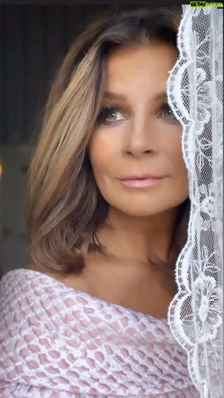 Carola Häggkvist Instagram - Skapa i mig Gud ett rent hjärta och ge mig på nytt en frimodig ande! Önskar dig en vacker söndag med glädje och eftertanke som ger dig vad ditt hjärtas innersta behöver ifrån himmel. Tack för en oförglömlig kväll i pingstkyrkan i Jkpg igår kväll. Tack till Charlie King, örebro gospel, musikerna, teknikerna och inte minst den stora sjungande PUBLIKEN!! #charlieking @mr_charlieking @pingstjkpg
