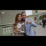 Carola Häggkvist Instagram - ’Fredagsdansen’!! ha ha Härliga Luciano…Jag ville dansa och han gick in för kramen, hi hi. Grattis L till din stora succé med dansbandslåtarna! #lucianoz #tv4 #fredagsdansen