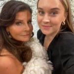Carola Häggkvist Instagram – Vilken härlig jul-feststämning det blev i rutan imorse!! Tack Jenny och hela Nymo teamet för ett mkt bra samarbete idag. Och stort tack till mina Underbara  musikanter Magnus Ahlgren bas och kapellmästare Magnus Spångberg piano i en ny skön version av singeln Helga natt. Tack Peter Kvint för vår fina jul-låt! 🔛🎶🎄 Och så kul att designern Karolin Lyse’n kom till studion imorse och dressade mig i sin fantastiska kreation som hon virkat helt själv. Tänkte ha den på Scandinavium arena lör 16 dec! Puss & kram nu ska jag vidare på musik rep med barnen inför julkonserten. Den enda för mig detta år! 🎄🎄🎄🎄🎄🎄🎄🎄🎄🎄🎄💃🏽🔛 ticketmaster.se Vi ses! Love & Peace to us all! Ps. Bente, min kära väninna sedan 1985, du e… totalt amazing och pricksäker som hittade Karolins skapelse för bara några veckor sedan och styrde upp allt så bra! Love you. ♥️🥁🙌🏼 #nyhetsmorgon #helganatt #magnusspångberg #magnusahlgren #karolinlysen #reginadirinaldi #teamwork #tidigmorgon #uppstigning04.00 .. sov inte mkt inatt. Tack till . #annakokotos på make på Tv4. Tack till  #sofiebörjesson på Soul & co 👏🏼👏🏼👏🏼💃🏽 +  #lindafernström som hjälpte mig med hårstyling imorse. Och så tack till Johannes S på Jubel artist Agency tillsammans med Power pinglan #reginadirinaldi och sköna tjejerna på #starstudio @reginadirinaldi @nyhetsmorgon @spangbergmagnus  @ahlgrenskapell @karolinlysen @jubel.artistagency @kokotosanna @linda_fernstrom73 @starstudio_pr