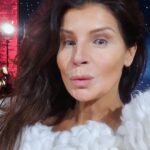 Carola Häggkvist Instagram – Vilken härlig jul-feststämning det blev i rutan imorse!! Tack Jenny och hela Nymo teamet för ett mkt bra samarbete idag. Och stort tack till mina Underbara  musikanter Magnus Ahlgren bas och kapellmästare Magnus Spångberg piano i en ny skön version av singeln Helga natt. Tack Peter Kvint för vår fina jul-låt! 🔛🎶🎄 Och så kul att designern Karolin Lyse’n kom till studion imorse och dressade mig i sin fantastiska kreation som hon virkat helt själv. Tänkte ha den på Scandinavium arena lör 16 dec! Puss & kram nu ska jag vidare på musik rep med barnen inför julkonserten. Den enda för mig detta år! 🎄🎄🎄🎄🎄🎄🎄🎄🎄🎄🎄💃🏽🔛 ticketmaster.se Vi ses! Love & Peace to us all! Ps. Bente, min kära väninna sedan 1985, du e… totalt amazing och pricksäker som hittade Karolins skapelse för bara några veckor sedan och styrde upp allt så bra! Love you. ♥️🥁🙌🏼 #nyhetsmorgon #helganatt #magnusspångberg #magnusahlgren #karolinlysen #reginadirinaldi #teamwork #tidigmorgon #uppstigning04.00 .. sov inte mkt inatt. Tack till . #annakokotos på make på Tv4. Tack till  #sofiebörjesson på Soul & co 👏🏼👏🏼👏🏼💃🏽 +  #lindafernström som hjälpte mig med hårstyling imorse. Och så tack till Johannes S på Jubel artist Agency tillsammans med Power pinglan #reginadirinaldi och sköna tjejerna på #starstudio @reginadirinaldi @nyhetsmorgon @spangbergmagnus  @ahlgrenskapell @karolinlysen @jubel.artistagency @kokotosanna @linda_fernstrom73 @starstudio_pr