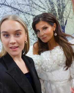 Carola Häggkvist Instagram - Vilken härlig jul-feststämning det blev i rutan imorse!! Tack Jenny och hela Nymo teamet för ett mkt bra samarbete idag. Och stort tack till mina Underbara  musikanter Magnus Ahlgren bas och kapellmästare Magnus Spångberg piano i en ny skön version av singeln Helga natt. Tack Peter Kvint för vår fina jul-låt! 🔛🎶🎄 Och så kul att designern Karolin Lyse’n kom till studion imorse och dressade mig i sin fantastiska kreation som hon virkat helt själv. Tänkte ha den på Scandinavium arena lör 16 dec! Puss & kram nu ska jag vidare på musik rep med barnen inför julkonserten. Den enda för mig detta år! 🎄🎄🎄🎄🎄🎄🎄🎄🎄🎄🎄💃🏽🔛 ticketmaster.se Vi ses! Love & Peace to us all! Ps. Bente, min kära väninna sedan 1985, du e… totalt amazing och pricksäker som hittade Karolins skapelse för bara några veckor sedan och styrde upp allt så bra! Love you. ♥️🥁🙌🏼 #nyhetsmorgon #helganatt #magnusspångberg #magnusahlgren #karolinlysen #reginadirinaldi #teamwork #tidigmorgon #uppstigning04.00 .. sov inte mkt inatt. Tack till . #annakokotos på make på Tv4. Tack till  #sofiebörjesson på Soul & co 👏🏼👏🏼👏🏼💃🏽 +  #lindafernström som hjälpte mig med hårstyling imorse. Och så tack till Johannes S på Jubel artist Agency tillsammans med Power pinglan #reginadirinaldi och sköna tjejerna på #starstudio @reginadirinaldi @nyhetsmorgon @spangbergmagnus  @ahlgrenskapell @karolinlysen @jubel.artistagency @kokotosanna @linda_fernstrom73 @starstudio_pr