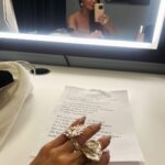 Carola Häggkvist Instagram - Vilken härlig jul-feststämning det blev i rutan imorse!! Tack Jenny och hela Nymo teamet för ett mkt bra samarbete idag. Och stort tack till mina Underbara musikanter Magnus Ahlgren bas och kapellmästare Magnus Spångberg piano i en ny skön version av singeln Helga natt. Tack Peter Kvint för vår fina jul-låt! 🔛🎶🎄 Och så kul att designern Karolin Lyse’n kom till studion imorse och dressade mig i sin fantastiska kreation som hon virkat helt själv. Tänkte ha den på Scandinavium arena lör 16 dec! Puss & kram nu ska jag vidare på musik rep med barnen inför julkonserten. Den enda för mig detta år! 🎄🎄🎄🎄🎄🎄🎄🎄🎄🎄🎄💃🏽🔛 ticketmaster.se Vi ses! Love & Peace to us all! Ps. Bente, min kära väninna sedan 1985, du e… totalt amazing och pricksäker som hittade Karolins skapelse för bara några veckor sedan och styrde upp allt så bra! Love you. ♥️🥁🙌🏼 #nyhetsmorgon #helganatt #magnusspångberg #magnusahlgren #karolinlysen #reginadirinaldi #teamwork #tidigmorgon #uppstigning04.00 .. sov inte mkt inatt. Tack till . #annakokotos på make på Tv4. Tack till #sofiebörjesson på Soul & co 👏🏼👏🏼👏🏼💃🏽 + #lindafernström som hjälpte mig med hårstyling imorse. Och så tack till Johannes S på Jubel artist Agency tillsammans med Power pinglan #reginadirinaldi och sköna tjejerna på #starstudio @reginadirinaldi @nyhetsmorgon @spangbergmagnus @ahlgrenskapell @karolinlysen @jubel.artistagency @kokotosanna @linda_fernstrom73 @starstudio_pr
