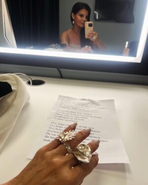 Carola Häggkvist Instagram - Vilken härlig jul-feststämning det blev i rutan imorse!! Tack Jenny och hela Nymo teamet för ett mkt bra samarbete idag. Och stort tack till mina Underbara  musikanter Magnus Ahlgren bas och kapellmästare Magnus Spångberg piano i en ny skön version av singeln Helga natt. Tack Peter Kvint för vår fina jul-låt! 🔛🎶🎄 Och så kul att designern Karolin Lyse’n kom till studion imorse och dressade mig i sin fantastiska kreation som hon virkat helt själv. Tänkte ha den på Scandinavium arena lör 16 dec! Puss & kram nu ska jag vidare på musik rep med barnen inför julkonserten. Den enda för mig detta år! 🎄🎄🎄🎄🎄🎄🎄🎄🎄🎄🎄💃🏽🔛 ticketmaster.se Vi ses! Love & Peace to us all! Ps. Bente, min kära väninna sedan 1985, du e… totalt amazing och pricksäker som hittade Karolins skapelse för bara några veckor sedan och styrde upp allt så bra! Love you. ♥️🥁🙌🏼 #nyhetsmorgon #helganatt #magnusspångberg #magnusahlgren #karolinlysen #reginadirinaldi #teamwork #tidigmorgon #uppstigning04.00 .. sov inte mkt inatt. Tack till . #annakokotos på make på Tv4. Tack till  #sofiebörjesson på Soul & co 👏🏼👏🏼👏🏼💃🏽 +  #lindafernström som hjälpte mig med hårstyling imorse. Och så tack till Johannes S på Jubel artist Agency tillsammans med Power pinglan #reginadirinaldi och sköna tjejerna på #starstudio @reginadirinaldi @nyhetsmorgon @spangbergmagnus  @ahlgrenskapell @karolinlysen @jubel.artistagency @kokotosanna @linda_fernstrom73 @starstudio_pr