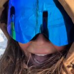 Carola Häggkvist Instagram - Vinter 2024 ❄️❄️ Älskar. Ja jag verkligen älskar känslan av det krispiga, rena, vita, fräscha, bländande, härliga och underbara … helt enkelt. Allt det vackra som är skapat ’så övermåttan underbart’. Jag börjar andas skönare och får välbehags känslor. Tänk att de sägs att inte en enda snöflinga är den andra lik i sin unika uppbyggnad.. amazing. På samma sätt är det visst med oss, ..fast ändå så lika. ♥️♥️♥️♥️ Tänk på det. Tack! Låt oss peppa varann att välja det som är gott, vackert och rent varje dag! Tack till ALLA som var involverade i Mix megapols Fjällkalas och som ordnat allt så fint för familjerna som vann denna helg ( och som jag fick sjunga för ) Det här blev toppen dagar! #livet! #vilkadagarifjällen #mixmegapol #jlindeberg #fjällkalaset2024 #fjällkalaset #mekonomen #hellyhansen #miaadam #gig #lindvallen #skistarsälen #skilodgelindvallen #scooter #snöskoter #loveit #tack #vinter #vinterland #gloria Sälenfjällen