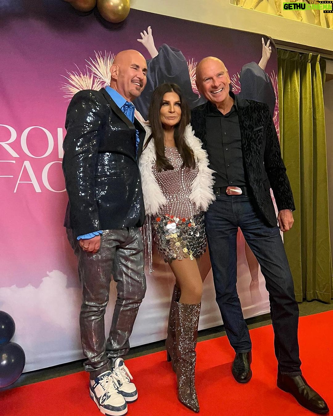 Carola Häggkvist Instagram - Tobias Ekman, du fick alltid mig att känna mig som en äkta stjärna! 🌟 Tänk att det blev du & jag och Erik och Regina som fick ihop världens bästa och ballaste 40 års jubileum! TACK. Helt otroligt vad som hänt på endast 1 år. Så oerhört tacksam för dig och ditt hjärta. Tack även till alla på Jubel artist Agency! Nu går du vidare som vd på Sthlm Live och vi är stolta över dig. Vi lär nog mötas snarare än vi tror! hi hi Du är underbar. Tack för alla skratten, tårtor, ballonger, bubbel och framför allt alla skaldjur… omg. Du har stor favör från himlen över ditt liv och jag ser fram emot att se var vi är om 5 -10 år! Jag får hänga med mina andra två män under tiden, Lasse Holm & M Bindefeld. 🎶🥁🥁 Hälsa din härliga fru och familj. Vi ses! Kram #tack #tobiasekman #tobbeekman #starquality #excellence #påvägtillminegnabioptemiär #carolafesten #lyckat #jaaaa #glädjeilimon @tobbeekman @jubel.artistagency @borninstockholm @theodoreselbo