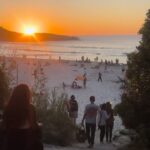 Carola Häggkvist Instagram - Hett i luften i Afrika minsann. Upp mot 30 grader… och andra året i rad jag gör entré till beachen i Cape Town i nya boots .. ( ej planerat ) Dock var kl 20.00 och solen höll på att gå ner. Klart man vill bada även fast det riktigt kallt i vattnet kring Cape Town men bootsen satt som fastklistrade på benen efter en fantastiskt lång ’LUS’ = ( lunch utan slut..) hos Matsekes innan! Då är man glad över att dottern kunde ta i för ’kung och fosterland’… och så fick vi hänga med våra vänner på stranden innan mörkret föll. Liten konsert har vi också hunnit med här, .. alltså som publik. ( Well, på nyårs afton sjöng och spelade Jimmy & jag vid två tillfällen i goda vänners lag och även igår. ) Men kropp och röst behöver vila sig ett slag.. och i Afrika finns inte uppkoppling på Wi-Fi som hemma och min själ och tanke behöver ta en paus från alltför många inlägg nu en period. Det tog jag igen förra året .. 🤪🔛🏆🙏🏼 ( Och jag vet att de allra flesta förstår.) På story / händelser är jag lite mer flitig då det inte kräver massa text och ett sammanhang på samma sätt känner jag. ( Och man kan vara lite mer privat & relaxad där.. tror man.) Nu får vi gäster ifrån Sverige i några dagar till vårt sydafrikanska hem. Nu har jag tänt levande ljus och piffat så mkt det bara går. Önskar dig en riktigt fin trettondags helg där du är! Tänker på dig och är så glad att du finns med mig. Fick en spännande idé imorse bla inför året.., berättar mer framöver. Kram Carola #capetown #southafrica #nyaboots #ragladybytara 🌟 från Göteborg!! #lovethem … @ragladybytara #shadesbyseoptik #seoptik @seoptik