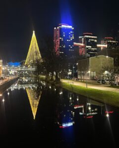 Carola Häggkvist Instagram - Kära ni, tack för all kärlek och support dessa dagar efter att hela ’4 faces året’ nu är klart! Känns lite overkligt. Jag har bla kollat in Scandinavium arena där min enda JULKONSERT kommer att äga rum i år! Ser fram emot en vacker och värdig final på året. Varmt välkomna på julkonserten här den 16 december. 🎄🎄🎄🎄♥️👯‍♀️🔛🥁 Stor och stämningsfull ensemble med orkester, barnsångare, gospel kör och en jätte-kör på 800 pers från Spångbergs! Missa inte detta tillfälle. Bilj via ticketmaster.se 👏🏼👏🏼👏🏼 Kram Carola. C #carolagospeljul #carolajulkonsert #carola #carolajul #carolapåscandinaviumarena #ticketmaster #jubelartistagency @scandinaviumarena @jubel.artistagency @p4goteborg @visit_goteborg @visitgoteborg3