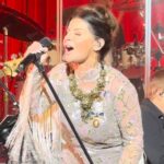 Carola Häggkvist Instagram – Kulturminister Parisa Liljestrands fantastiskt fina tal i samband med att Carola förärades med regeringens belöningsmedalj i guld av åttonde storleken Illis quorum meruere labores. /Lollo Sjaunja, Team Carola @sverigesregering @riksdagensverige @filadelfiaconventioncenter @filadelfiakyrkan