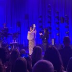 Carola Häggkvist Instagram – Vilken vacker avslutning det blev på HELA ’4 FACES’ – ÅRET med guldmedalj-utdelning utav kulturministern Parisa Liljestrand som toppen på alla 42 konserter detta jubileumsår! Kändes verkligen som en vacker uppmuntran från ovan … vilket avslut! ( De, regeringen hörde av sig till mig i somras, mitt under repetionerna för sommarturnén o gjorde det offentligt 13 juli och ville gärna komma till gospelkonserten och överlämna medaljen. ) Wow .. jag blev djupt rörd över Parisas starka och fina ord. ( Stod och höll igen tårarna på scen under hennes tal.) Mina nära & kära var på plats i kyrkan och publiken var underbar. Tack svenska regeringen för denna mycket fina och sparsamma belöningsmedalj Illis quorum meruere labores som tilldelades mig idag för framstående prestationer som artist av kulturminister Parisa Liljestrand  @parisaliljestrand 
Känner mig så hedrad 🙏🏼! ( Mer bilder & text kommer imorgon.) Nu är det gospel konsert nr 2 för dagen .. a’ nästan 3 timmar långa per konsert… Love it, ♥️ love you, love God. ♥️🕊️💃🏽🎶🔛 Vi ses C. @sverigesregering @riksdagensverige @filadelfiaconventioncenter @filadelfiakyrkan