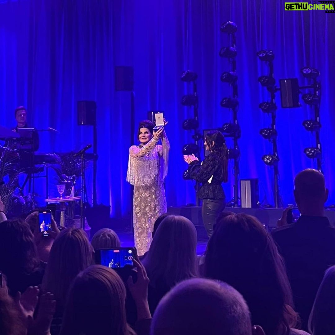 Carola Häggkvist Instagram - Vilken vacker avslutning det blev på HELA ’4 FACES’ - ÅRET med guldmedalj-utdelning utav kulturministern Parisa Liljestrand som toppen på alla 42 konserter detta jubileumsår! Kändes verkligen som en vacker uppmuntran från ovan … vilket avslut! ( De, regeringen hörde av sig till mig i somras, mitt under repetionerna för sommarturnén o gjorde det offentligt 13 juli och ville gärna komma till gospelkonserten och överlämna medaljen. ) Wow .. jag blev djupt rörd över Parisas starka och fina ord. ( Stod och höll igen tårarna på scen under hennes tal.) Mina nära & kära var på plats i kyrkan och publiken var underbar. Tack svenska regeringen för denna mycket fina och sparsamma belöningsmedalj Illis quorum meruere labores som tilldelades mig idag för framstående prestationer som artist av kulturminister Parisa Liljestrand @parisaliljestrand Känner mig så hedrad 🙏🏼! ( Mer bilder & text kommer imorgon.) Nu är det gospel konsert nr 2 för dagen .. a’ nästan 3 timmar långa per konsert… Love it, ♥️ love you, love God. ♥️🕊️💃🏽🎶🔛 Vi ses C. @sverigesregering @riksdagensverige @filadelfiaconventioncenter @filadelfiakyrkan