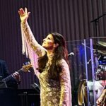 Carola Häggkvist Instagram - Klart att korset och Jesus ska bli synligt när vi är i kyrkan och ’ställer gospel skåp’ tillsammans med fullsatt publik, orkester & kör och sjunger älskade gospelsånger! Även Lina Sandells älskade psalmer som ’Blott en dag’ mfl. En helig premiär helg blev det, mitt i Allhelgona helgen! Kändes så fint och viktigt just nu. Tack till kära publiken, 👏🏼👏🏼👏🏼 💐 både Lör och sön slutsålt sedan länge! Tack till kören Örebro gospel och orkestern under ledning av Anki och Magnus Spångberg. Så glad att ’mina’ tonåringar Zoe & pojkvän Liam kom ner till Gtbg i helgen och gjorde Liseberg och såg på konserten igår!! ♥️♥️🙌🏼 Lite kul morsa hoppas jag ändå att Zoe tycker att hon har. Men det var nog mest natten i turné bussen upp till Sthlm nu som lockade mest! … 🚌🚌💨💨 🛣️ 🕶️👓🥾👠🧦🧢🧤🧣🧳👜💼👛🌂🎒🎒😁😂 Nu är de i skolan i tid. Jippey. Tack för en underbar helig helg på många vis. Tack till alla saints / helgon som gott före och och visat vägen. 😇 Tack för att ljuset och kärleken alltid kommer lysa starkare än mörkret. 🕯️ Mörkret kan inte ens lysa. Och kom ihåg, att ingen kan ta ifrån dig DITT EGNA VITTNESBÖRD, din historia och upplevelser med Gud! De är dina och du har rätt att dela med dig av dem till andras uppmuntran och glädje. Det bygger tro i dig, i mig och för vårt land. När det görs i kärlek. Amen. ( Ser fram emot mina 2 kommande helger på gospel turnén nu, i Jönköping och i Sthlm Stora nya Filadelfia kyrkan. Få beröra människors hjärtan på djupet med tro och kallelser för sina liv. Framtidstro. Finns det något viktigare nu? 🕊️ Carola