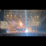 Carola Häggkvist Instagram – Det är alltså en JÄTTE KÖR du ser i bild!! ’Helga natt’ med en fantastisk 800 – manna ’Mass choir kör’ som sjunger & lyser samtidigt, som en gigantisk stjärnhimmel! .. Hur vackert blev inte det i Scandinavium? ( Du hör Spångbergs 2  stora körer från Örebro och Göteborg. 👏🏼👏🏼 Och så ser vi Lotta Hammarstrands fantastiska ljusdesign med en nästan osynlig slöja som kunde bli en video-fond där stora kören lyser igenom! 🙌🏼🙌🏼🌟Genialiskt. ) Jag ville spara den här fina videon till just julaftons natten då Jesus föds i ett enkelt stall i Betlehem för över 2000 år sedan och härskaror av änglar sjöng högt i skyn. 👑🙌🏼🙌🏼 Myriader av änglar! Och de sjunger än idag, tror jag. ♥️♥️🎄GOD JUL kära du! Tack Peter Kvint för vår fina låt som du fick till så bra. 🏆👏🏼👏🏼👏🏼🙏🏼🎄🌟 #helganatt #carolagospeljul #julkonsert #carolamasschoir #spångbergsmasschoir #julkonsertmedcarolaiscandinaviumarena #lottahammarstrand #ljusdesignlottahammarstrand #ljuddesignfredrikarwidsson #fredrikarwidsson #peterkvint #spångbergs #ankispångberg #magnusspångberg #smskören #julafton #julaftonskväll #nattentilljuldagen #juldagsmorgon @therealpeterkvint @scandinaviumarena @spangbergmagnus @ankispangberg @lotta_hammarstrand @lottahammarstrand @fredrikarwidson Scandinavium Arena