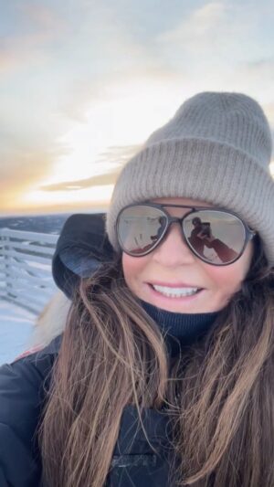 Carola Häggkvist Instagram - GOD JUL älskade vänner! ♥️♥️ Från skidbacken i ett magiskt Borgafjäll. Ta lite tid och njut av detta vackra naturspel. Tänk att naturen är så befriande vackert och häftig ändå!! Glad att höra att så många i vårt vackra avlånga land har fått en vit jul idag. Kärlek, romantik och vackra drömmar önskar jag oss alla! Nu har vi kollat klart Kalle och stor njutit hela familjen. Tack till dig som följt mig detta år. 🎂🙏🏼