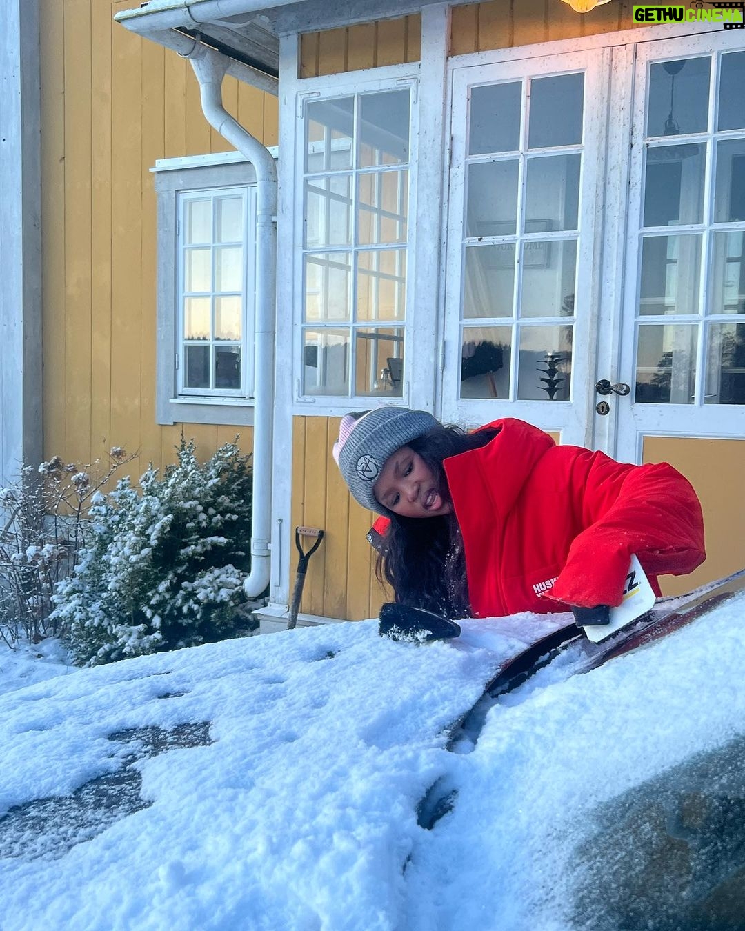 Carola Häggkvist Instagram - Man älskar ändå vackra vintermorgnar.. i soluppgång! Och så älskar jag min dotter som medvilligt hjälpte till att skrapa bilen imorse. Men så hamnade vi i värsta trafiken ut mot E4:an vid Rosersberg… och vi som var så bra i tid och tänkte mysa med en ’bil-frukost’ på vägen. 🔛👍🏼☕️🥪🍏🥨Nu hinner vi varken frukosten el knappt till skolstart. Ibland bättre att ta tåget / pendeln, eller? … Är det pga av -4 minus och lite snöfall i Sthlm det blir kaos? Det är ju inte första gången snön faller.. men man har ändå respekt för att teknik och natur inte alltid synkar med vår tidsplan. LIVET. Tillsammans i samma ’båt’. Tur vi fick med oss en läx bok vi kan jobba på under tiden. Kram från oss, C & Zoe ♥️♥️ Ps. Om du vill följa Zoe på hennes nya Instagram konto så blir hon super glad : @zoehaggkvist 🎶🙌🏼🔛📣 #vintermorgon #stillaståendetrafik #0km #zoehäggkvist #bilskrapa #godmorgon #hertzostermalm Tack till @hertzostermalm