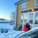 Carola Häggkvist Instagram – Man älskar ändå vackra vintermorgnar.. i soluppgång! Och så älskar jag min dotter som medvilligt hjälpte till att skrapa bilen imorse. Men så hamnade vi i värsta trafiken ut mot E4:an vid Rosersberg… och vi som var så bra i tid och tänkte mysa med en ’bil-frukost’ på vägen. 🔛👍🏼☕️🥪🍏🥨Nu hinner vi varken frukosten el knappt till skolstart. Ibland bättre att ta tåget / pendeln, eller? …  Är det pga av -4 minus och lite snöfall i Sthlm det blir kaos? Det är ju inte första gången snön faller.. men man har ändå respekt för att teknik och natur inte alltid synkar med vår tidsplan. LIVET. Tillsammans i samma ’båt’. Tur vi fick med oss en läx bok vi kan jobba på under tiden. Kram från oss, C & Zoe ♥️♥️ Ps. Om du vill följa Zoe på hennes nya Instagram konto så blir hon super glad : @zoehaggkvist 🎶🙌🏼🔛📣 #vintermorgon #stillaståendetrafik #0km #zoehäggkvist #bilskrapa #godmorgon #hertzostermalm Tack till @hertzostermalm