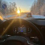Carola Häggkvist Instagram - Man älskar ändå vackra vintermorgnar.. i soluppgång! Och så älskar jag min dotter som medvilligt hjälpte till att skrapa bilen imorse. Men så hamnade vi i värsta trafiken ut mot E4:an vid Rosersberg… och vi som var så bra i tid och tänkte mysa med en ’bil-frukost’ på vägen. 🔛👍🏼☕️🥪🍏🥨Nu hinner vi varken frukosten el knappt till skolstart. Ibland bättre att ta tåget / pendeln, eller? … Är det pga av -4 minus och lite snöfall i Sthlm det blir kaos? Det är ju inte första gången snön faller.. men man har ändå respekt för att teknik och natur inte alltid synkar med vår tidsplan. LIVET. Tillsammans i samma ’båt’. Tur vi fick med oss en läx bok vi kan jobba på under tiden. Kram från oss, C & Zoe ♥️♥️ Ps. Om du vill följa Zoe på hennes nya Instagram konto så blir hon super glad : @zoehaggkvist 🎶🙌🏼🔛📣 #vintermorgon #stillaståendetrafik #0km #zoehäggkvist #bilskrapa #godmorgon #hertzostermalm Tack till @hertzostermalm
