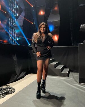 Carola Häggkvist Instagram - Nu på NRK!! Norge ♥️♥️♥️ Mellanakts nummer - en hyllning till svenska stora melodifestivals låtar. En ära att bli inbjuden.  Passar väldigt bra då detta år är ett stort fokus för mig mot ’landet i väst’.. hi hi  Tacksam. ’Allt samverkar till det bästa ..’ Nu i Trondheim. Love Carola