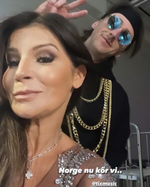 Carola Häggkvist Instagram - Nu på NRK!! Norge ♥️♥️♥️ Mellanakts nummer - en hyllning till svenska stora melodifestivals låtar. En ära att bli inbjuden.  Passar väldigt bra då detta år är ett stort fokus för mig mot ’landet i väst’.. hi hi  Tacksam. ’Allt samverkar till det bästa ..’ Nu i Trondheim. Love Carola