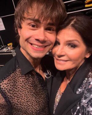 Carola Häggkvist Instagram - Nu på NRK!! Norge ♥️♥️♥️ Mellanakts nummer - en hyllning till svenska stora melodifestivals låtar. En ära att bli inbjuden.  Passar väldigt bra då detta år är ett stort fokus för mig mot ’landet i väst’.. hi hi  Tacksam. ’Allt samverkar till det bästa ..’ Nu i Trondheim. Love Carola