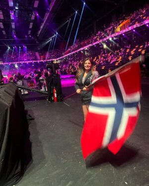 Carola Häggkvist Instagram - Nu på NRK!! Norge ♥️♥️♥️ Mellanakts nummer - en hyllning till svenska stora melodifestivals låtar. En ära att bli inbjuden.  Passar väldigt bra då detta år är ett stort fokus för mig mot ’landet i väst’.. hi hi  Tacksam. ’Allt samverkar till det bästa ..’ Nu i Trondheim. Love Carola