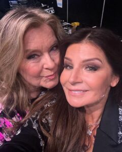Carola Häggkvist Instagram - Nu på NRK!! Norge ♥️♥️♥️ Mellanakts nummer - en hyllning till svenska stora melodifestivals låtar. En ära att bli inbjuden. Passar väldigt bra då detta år är ett stort fokus för mig mot ’landet i väst’.. hi hi Tacksam. ’Allt samverkar till det bästa ..’ Nu i Trondheim. Love Carola