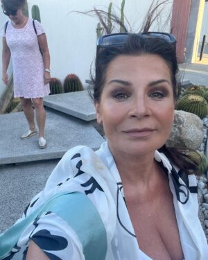 Carola Häggkvist Instagram - Klart man längtar tillbaks! Fin tid med syrran och svågern. 🙌🏼🙌🏼🔛🦋 Och tack till Jimmy som var med på att bjuda in familj och grannarna som gäster i vårt gemensamma hus i SA! Vilken  rolig tid vi hade. ( Nej vi är inte mer än vänner. Vi kan ha semester  med Zoe tillsammans ändå. Bra va?!! 👏🏼👏🏼) Tack syrran för oerhört många glada skratt och fina upptäckter på andra sidan jordklotet. Love You. Och Börje likaså! Happy sunday! @susanneekeberg @borjeekeberg