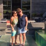 Carola Häggkvist Instagram - Klart man längtar tillbaks! Fin tid med syrran och svågern. 🙌🏼🙌🏼🔛🦋 Och tack till Jimmy som var med på att bjuda in familj och grannarna som gäster i vårt gemensamma hus i SA! Vilken rolig tid vi hade. ( Nej vi är inte mer än vänner. Vi kan ha semester med Zoe tillsammans ändå. Bra va?!! 👏🏼👏🏼) Tack syrran för oerhört många glada skratt och fina upptäckter på andra sidan jordklotet. Love You. Och Börje likaså! Happy sunday! @susanneekeberg @borjeekeberg