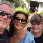 Carola Häggkvist Instagram - Klart man längtar tillbaks! Fin tid med syrran och svågern. 🙌🏼🙌🏼🔛🦋 Och tack till Jimmy som var med på att bjuda in familj och grannarna som gäster i vårt gemensamma hus i SA! Vilken rolig tid vi hade. ( Nej vi är inte mer än vänner. Vi kan ha semester med Zoe tillsammans ändå. Bra va?!! 👏🏼👏🏼) Tack syrran för oerhört många glada skratt och fina upptäckter på andra sidan jordklotet. Love You. Och Börje likaså! Happy sunday! @susanneekeberg @borjeekeberg