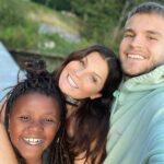 Carola Häggkvist Instagram - Vår Hero, son och bror & nu fästman AMADEUS som fyller 26 år idag!! ♥️♥️♥️♥️🫶🏼 Hurra hurra hurra hurraaa 👏🏼👏🏼🎂🎂🎈🎡 ( ..jag kom nyss hem från SA och är så glad över att kunna fira Amadeus nu i helgen då han hade träningsmatch i Danmark fre.) Vi är så glada för att du är Du älskade Amadeus Joseph!! Unik i hjärta och hjärna, musik och engagemang för människor och tro, humor och kärlek och inte minst ditt driv inom fotbollen. Vi är så stolta över dig och att du & Matilda nu får bygga framtiden tillsammans i en ny stad där du nu kommer att verka inom IFK Norrköping! Så spännande. 👏🏼👏🏼👏🏼👏🏼👏🏼👏🏼 Varma gratulationer till signeringen & promoteringen! Tänk att jag fick ynnesten att bli din mamma. Minns den stora ’gravid-magen’ med glädje. Och att jag inte behövde hålla in magen längre. Och att jag fick ’craving’ på speciellt potatis… 🥔 🥔 🥔 SOM jag åt potatis i alla dess former, .. i 9 månader. Tills jag eller om det var du, hi hi som var så stor att bb ville ta ut dig med kejsarsnitt! Japp. Och Vips så var du ute… det var som om vi ALLTID känt varann när jag såg dig första gången. ’Där är du ju’, var min första reaktion och tanke. Som att du ALLTID funnits! Som att evigheten klev rakt in genom tid & rum. Och det är väl så ren och äkta kärlek gör och är! .. Glömmer det aldrig, min son. Du är och förblir alltid min stora kärlek och mirakel. #amadeus26år #mylove @_amadeus