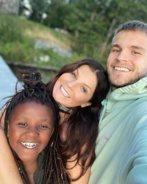 Carola Häggkvist Instagram - Vår Hero, son och bror & nu fästman AMADEUS som fyller 26 år idag!! ♥️♥️♥️♥️🫶🏼 Hurra hurra hurra hurraaa 👏🏼👏🏼🎂🎂🎈🎡 ( ..jag kom nyss hem från SA och är så glad över att kunna fira Amadeus nu i helgen då han hade träningsmatch i Danmark fre.) Vi är så glada för att du är Du älskade Amadeus Joseph!! Unik i hjärta och hjärna, musik och engagemang för människor och tro, humor och kärlek och inte minst ditt driv inom fotbollen. Vi är så stolta över dig och att du & Matilda nu får bygga framtiden tillsammans i en ny stad där du nu kommer att verka inom IFK Norrköping! Så spännande. 👏🏼👏🏼👏🏼👏🏼👏🏼👏🏼 Varma gratulationer till signeringen & promoteringen! Tänk att jag fick ynnesten att bli din mamma. Minns den stora ’gravid-magen’ med glädje. Och  att jag inte behövde hålla in magen längre. Och att jag fick ’craving’ på speciellt potatis… 🥔 🥔 🥔 SOM jag åt potatis i alla dess former, .. i 9 månader. Tills jag eller om det var du, hi hi som var så stor att bb ville ta ut dig med kejsarsnitt! Japp. Och Vips så var du ute… det var som om vi ALLTID känt varann när jag såg dig första gången. ’Där är du ju’, var min första reaktion och tanke. Som att du ALLTID funnits! Som att evigheten klev rakt in genom tid & rum. Och det är väl så ren och äkta kärlek gör och är! .. Glömmer det aldrig, min son. Du är och förblir alltid min stora kärlek och mirakel. #amadeus26år #mylove @_amadeus