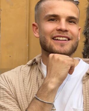 Carola Häggkvist Instagram - Vår Hero, son och bror & nu fästman AMADEUS som fyller 26 år idag!! ♥️♥️♥️♥️🫶🏼 Hurra hurra hurra hurraaa 👏🏼👏🏼🎂🎂🎈🎡 ( ..jag kom nyss hem från SA och är så glad över att kunna fira Amadeus nu i helgen då han hade träningsmatch i Danmark fre.) Vi är så glada för att du är Du älskade Amadeus Joseph!! Unik i hjärta och hjärna, musik och engagemang för människor och tro, humor och kärlek och inte minst ditt driv inom fotbollen. Vi är så stolta över dig och att du & Matilda nu får bygga framtiden tillsammans i en ny stad där du nu kommer att verka inom IFK Norrköping! Så spännande. 👏🏼👏🏼👏🏼👏🏼👏🏼👏🏼 Varma gratulationer till signeringen & promoteringen! Tänk att jag fick ynnesten att bli din mamma. Minns den stora ’gravid-magen’ med glädje. Och  att jag inte behövde hålla in magen längre. Och att jag fick ’craving’ på speciellt potatis… 🥔 🥔 🥔 SOM jag åt potatis i alla dess former, .. i 9 månader. Tills jag eller om det var du, hi hi som var så stor att bb ville ta ut dig med kejsarsnitt! Japp. Och Vips så var du ute… det var som om vi ALLTID känt varann när jag såg dig första gången. ’Där är du ju’, var min första reaktion och tanke. Som att du ALLTID funnits! Som att evigheten klev rakt in genom tid & rum. Och det är väl så ren och äkta kärlek gör och är! .. Glömmer det aldrig, min son. Du är och förblir alltid min stora kärlek och mirakel. #amadeus26år #mylove @_amadeus