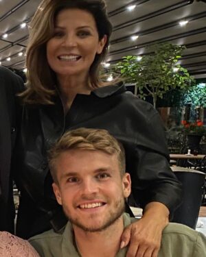 Carola Häggkvist Instagram - Vår Hero, son och bror & nu fästman AMADEUS som fyller 26 år idag!! ♥️♥️♥️♥️🫶🏼 Hurra hurra hurra hurraaa 👏🏼👏🏼🎂🎂🎈🎡 ( ..jag kom nyss hem från SA och är så glad över att kunna fira Amadeus nu i helgen då han hade träningsmatch i Danmark fre.) Vi är så glada för att du är Du älskade Amadeus Joseph!! Unik i hjärta och hjärna, musik och engagemang för människor och tro, humor och kärlek och inte minst ditt driv inom fotbollen. Vi är så stolta över dig och att du & Matilda nu får bygga framtiden tillsammans i en ny stad där du nu kommer att verka inom IFK Norrköping! Så spännande. 👏🏼👏🏼👏🏼👏🏼👏🏼👏🏼 Varma gratulationer till signeringen & promoteringen! Tänk att jag fick ynnesten att bli din mamma. Minns den stora ’gravid-magen’ med glädje. Och  att jag inte behövde hålla in magen längre. Och att jag fick ’craving’ på speciellt potatis… 🥔 🥔 🥔 SOM jag åt potatis i alla dess former, .. i 9 månader. Tills jag eller om det var du, hi hi som var så stor att bb ville ta ut dig med kejsarsnitt! Japp. Och Vips så var du ute… det var som om vi ALLTID känt varann när jag såg dig första gången. ’Där är du ju’, var min första reaktion och tanke. Som att du ALLTID funnits! Som att evigheten klev rakt in genom tid & rum. Och det är väl så ren och äkta kärlek gör och är! .. Glömmer det aldrig, min son. Du är och förblir alltid min stora kärlek och mirakel. #amadeus26år #mylove @_amadeus