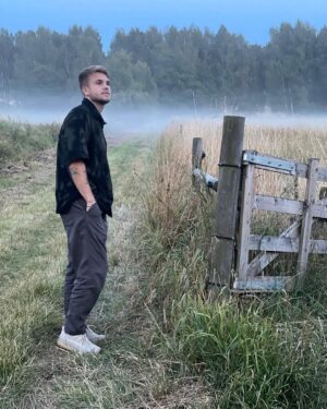 Carola Häggkvist Instagram - Vår Hero, son och bror & nu fästman AMADEUS som fyller 26 år idag!! ♥️♥️♥️♥️🫶🏼 Hurra hurra hurra hurraaa 👏🏼👏🏼🎂🎂🎈🎡 ( ..jag kom nyss hem från SA och är så glad över att kunna fira Amadeus nu i helgen då han hade träningsmatch i Danmark fre.) Vi är så glada för att du är Du älskade Amadeus Joseph!! Unik i hjärta och hjärna, musik och engagemang för människor och tro, humor och kärlek och inte minst ditt driv inom fotbollen. Vi är så stolta över dig och att du & Matilda nu får bygga framtiden tillsammans i en ny stad där du nu kommer att verka inom IFK Norrköping! Så spännande. 👏🏼👏🏼👏🏼👏🏼👏🏼👏🏼 Varma gratulationer till signeringen & promoteringen! Tänk att jag fick ynnesten att bli din mamma. Minns den stora ’gravid-magen’ med glädje. Och  att jag inte behövde hålla in magen längre. Och att jag fick ’craving’ på speciellt potatis… 🥔 🥔 🥔 SOM jag åt potatis i alla dess former, .. i 9 månader. Tills jag eller om det var du, hi hi som var så stor att bb ville ta ut dig med kejsarsnitt! Japp. Och Vips så var du ute… det var som om vi ALLTID känt varann när jag såg dig första gången. ’Där är du ju’, var min första reaktion och tanke. Som att du ALLTID funnits! Som att evigheten klev rakt in genom tid & rum. Och det är väl så ren och äkta kärlek gör och är! .. Glömmer det aldrig, min son. Du är och förblir alltid min stora kärlek och mirakel. #amadeus26år #mylove @_amadeus
