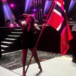 Carola Häggkvist Instagram – Nu på NRK!! Norge ♥️♥️♥️ Mellanakts nummer – en hyllning till svenska stora melodifestivals låtar. En ära att bli inbjuden.  Passar väldigt bra då detta år är ett stort fokus för mig mot ’landet i väst’.. hi hi  Tacksam. ’Allt samverkar till det bästa ..’ Nu i Trondheim. Love Carola