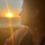Carola Häggkvist Instagram - Kvällsdoppet! Go’kväll eller go’morron vänner. Älskar känslan av att vara i vatten, oavsett grader, nästan. Och med levande ljus på kvällskvisten … 🕯️🕯️( Den e inte stor poolen men den e söt! 🏖️ En ’splashpool’ även kallad. se bild nr 2.) Vatten är så livgivande och får mig att vara i nuet. Befriande och renande på alla sätt efter en kvällstur med bilen med lite ’egen tid’. Önskar dig nu en fridfull nattsömn. 🫶🏼 Miss C. #vänstertrafik #capetown #kvällsdopp #stjärnklart #godnatt Cape Town, South Africa