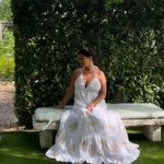 Carola Häggkvist Instagram - Kära underbara fantastiska vänner ( = mina fina följare .. ) Sköna dagar här i finklänning, se bilder, från min väninnas butik Plain vanilla / Blond hour och syrrans favorit dryck = bubbel! Här är vi på vackra vingården Le lude i Franshoek, CT. Brukar inte lägga upp skål och dryck här men är man med goda vänner inkl släkt och visar dem både kåkstäder och väst Sydafrikas stoltheter som är viner så lär det nog slinka igenom en och annan vindruva. Le lude har även en mkt omtyckt ’afternoon tea’ med egen sk ’te-sommelier’.. Värt att besöka! #blondhourthebrand @blondhourthebrand @plainvanillaswe @plainvanillabutiken #franshoek #sydafrika #SA #westerncape