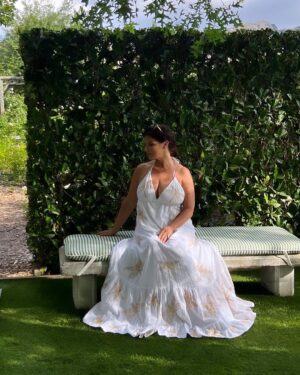 Carola Häggkvist Instagram - Kära underbara fantastiska vänner ( = mina fina följare .. ) Sköna dagar här i finklänning, se bilder, från min väninnas butik Plain vanilla / Blond hour och syrrans favorit dryck = bubbel!  Här är vi på vackra vingården Le lude i Franshoek, CT. Brukar inte lägga upp skål och dryck här men är man med goda vänner inkl släkt och visar dem både kåkstäder och väst Sydafrikas stoltheter som är viner så lär det nog slinka igenom en och annan vindruva.  Le lude har även en mkt omtyckt ’afternoon tea’ med egen sk ’te-sommelier’.. Värt att besöka! #blondhourthebrand @blondhourthebrand @plainvanillaswe @plainvanillabutiken #franshoek  #sydafrika #SA #westerncape