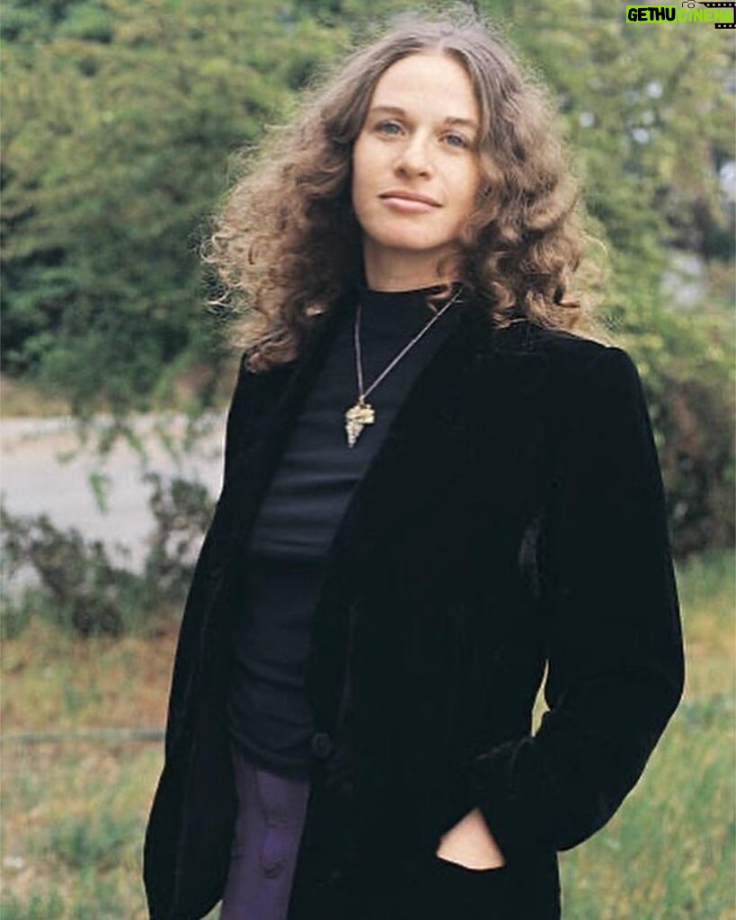 Carole King Instagram - “All I needed to do was sing with conviction, speaking my truth from the heart, honestly and straightforwardly, and to offer my words, ideas and music to the audience as if it were one collective friend that I'd known for a very long time.” 📷 Carole King photographed in the garden of her Appian Way home in Laurel Canyon, 1971 by Jim McCrary Photo courtesy Lou Adler/Ode Records Laurel Canyon, Los Angeles