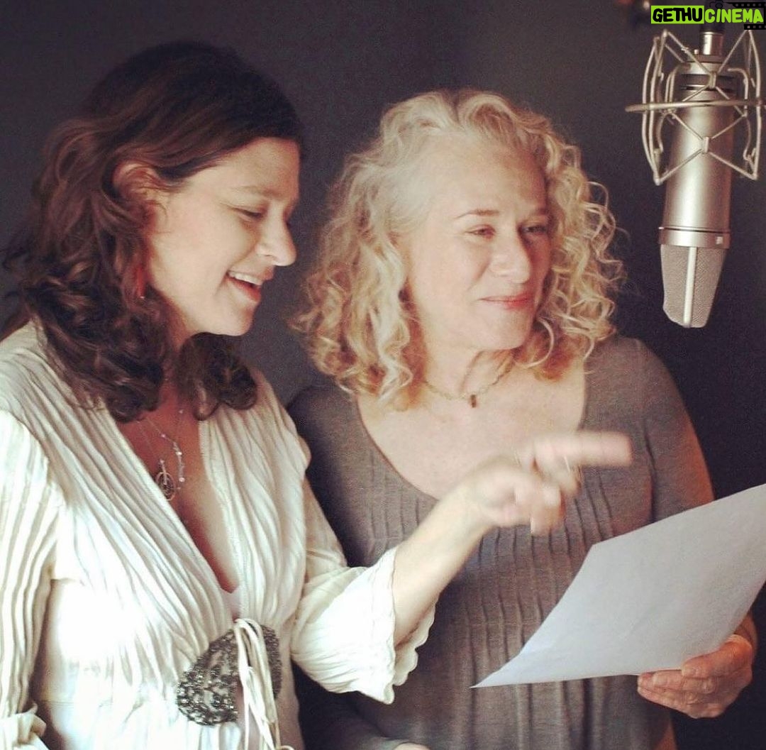 Carole King Instagram - For your holiday listening... A Holiday Carole. “It was truly an honor to produce this record with an A++ team of musicians: @deanparks___, @russellkunkel, @bobbyglaub, @robbiekondor, @luisconte and Hernan “Teddy” Mulet. The sounds were always amazing with @niko.bolas and Nathaniel Kunkel. “ - Louise Goffin 📸 @elissa_kline #aholidaycarole #holidaymusic The Village Recording Studio