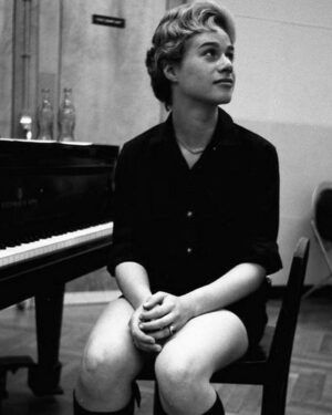 Carole King Instagram - Carole King & 🎹 

📷: Carole King Family Archives 1946, 
Sony Music Archives 1959,
Jim McCrary 1970, @elissa_kline 2004, @louisegoffinmusic 2019,
 RRHOF 2021