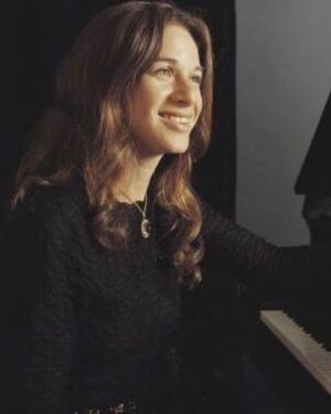 Carole King Instagram - Carole King & 🎹 

📷: Carole King Family Archives 1946, 
Sony Music Archives 1959,
Jim McCrary 1970, @elissa_kline 2004, @louisegoffinmusic 2019,
 RRHOF 2021