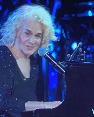 Carole King Instagram - Carole King & 🎹 

📷: Carole King Family Archives 1946, 
Sony Music Archives 1959,
Jim McCrary 1970, @elissa_kline 2004, @louisegoffinmusic 2019,
 RRHOF 2021