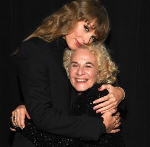 Carole King Instagram - Happy birthday @taylorswift ❤️
And the beat goes on…
#taylorswift #caroleking #1989

📷 @kevinmazur @gettyimages