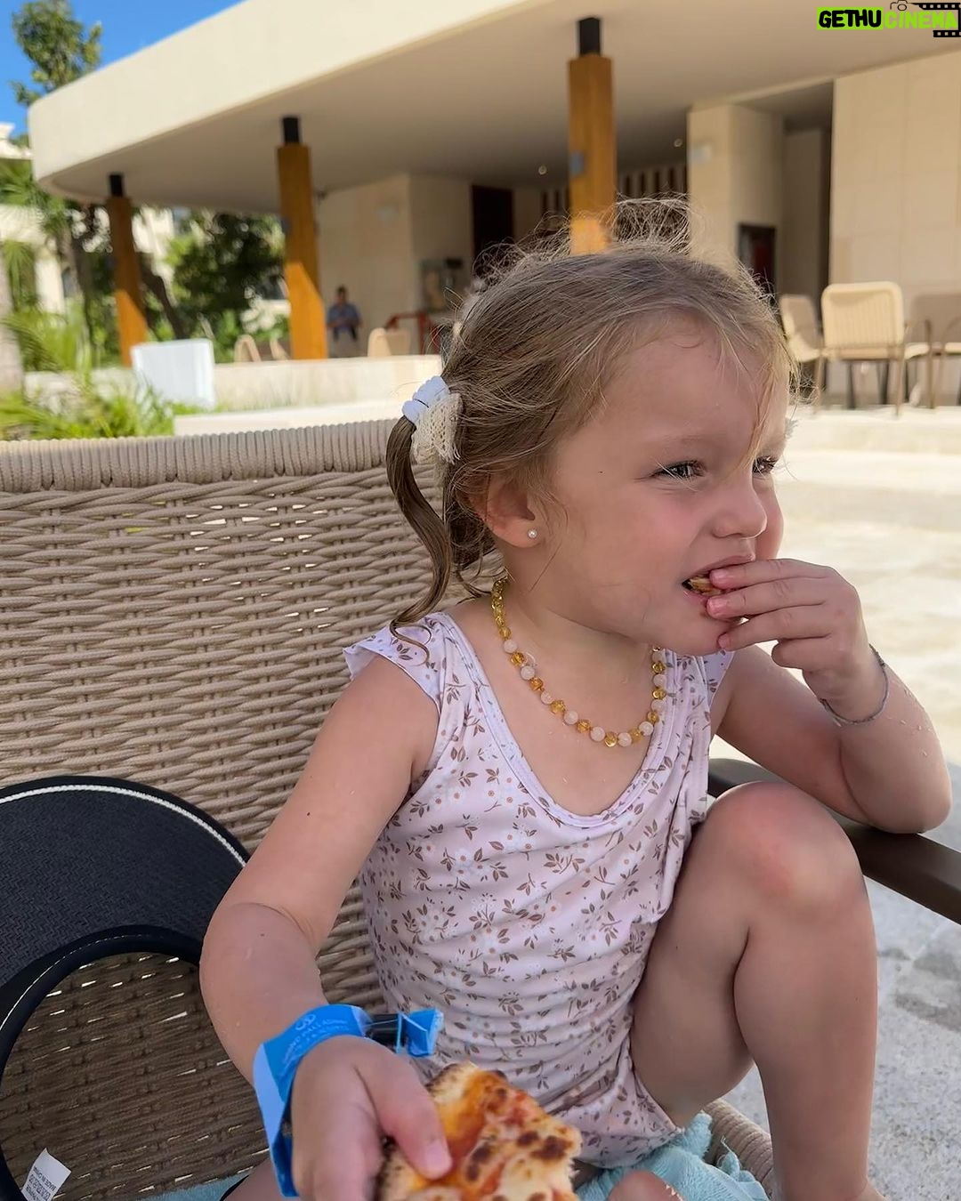 Carolina Ardohain Instagram - @grandpalladiumrivieramaya #familyselection #cumplepampita 💦💦💦
