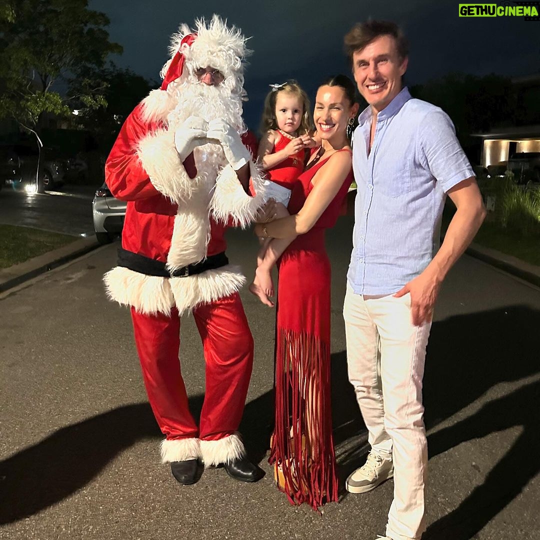 Carolina Ardohain Instagram - ¡Les deseamos paz y amor a todos! ¡Feliz Navidad! 🎄💫❤️ Ciudad Autónoma de Buenos Aires