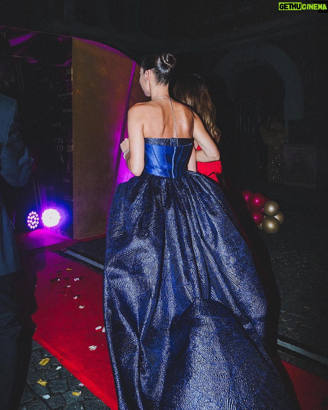Carolina Ardohain Instagram - Sigo agradeciendo… Gracias @fabianzittaofficial @fabianzitta por acompañarme en esta noche tan especial y en muchas otras también! Gracias @floboskis.stad por hacerme brillar siempre! Gracias @gastonstati @musemgt por estar a mi lado tantos años y ser un excelente compañero en todas mis aventuras! Gracias @giulguagnini por ser tan trabajadora y amorosa siempre! Gracias @lucasbarbolla @lucas.estudioh Gracias @elviobichi @elite_estudio Gracias @ardohainbrisaa Gracias @revistagenteok @revistacaras @paratirevista por darme mis primeras oportunidades! y gracias infinitas a diseñadores, productores de moda, fotógrafos, Filmaker, asistentes, estilistas, técnicos y todas las marcas Argentinas que me dieron trabajo y la oportunidad de cumplir mi sueño! A ellos y muchos más… Gracias! 📸 @miqdiaries y @pk.ph