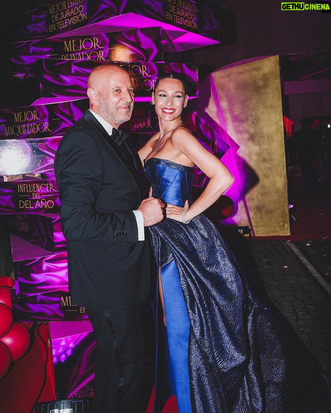Carolina Ardohain Instagram - Sigo agradeciendo… Gracias @fabianzittaofficial @fabianzitta por acompañarme en esta noche tan especial y en muchas otras también! Gracias @floboskis.stad por hacerme brillar siempre! Gracias @gastonstati @musemgt por estar a mi lado tantos años y ser un excelente compañero en todas mis aventuras! Gracias @giulguagnini por ser tan trabajadora y amorosa siempre! Gracias @lucasbarbolla @lucas.estudioh Gracias @elviobichi @elite_estudio Gracias @ardohainbrisaa Gracias @revistagenteok @revistacaras @paratirevista por darme mis primeras oportunidades! y gracias infinitas a diseñadores, productores de moda, fotógrafos, Filmaker, asistentes, estilistas, técnicos y todas las marcas Argentinas que me dieron trabajo y la oportunidad de cumplir mi sueño! A ellos y muchos más… Gracias! 📸 @miqdiaries y @pk.ph