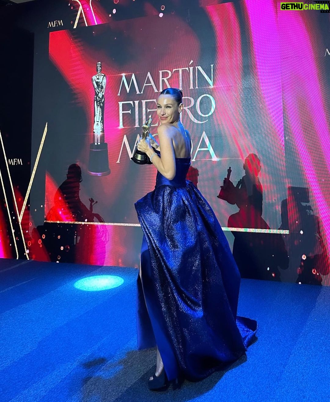 Carolina Ardohain Instagram - Es tanta la emoción que no me alcanzan las palabras…me explota el corazón de Alegría! Gracias @martinfierrodelamodaok por estos reconocimientos que tanto valoro. Hermoso recuerdo que me queda en el alma, Me hicieron muy Feliz! 🥹🥹🥹 @fabianzittaofficial @fabianzitta @floboskis.stad