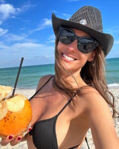 Carolina Ardohain Instagram - ☀️☀️☀️ @lennoxhotelmiamibeach 👙 @sweetlady_ok 🕶️ @infinitbypampita 👒 @paz.hats Lennox Hotels Miami Beach